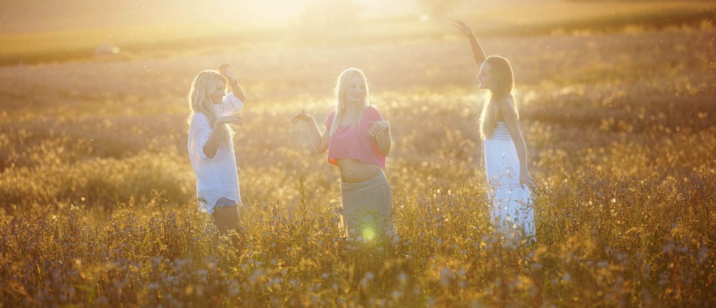 Mädchen im Mohnfeld bei Sonnenuntergang
