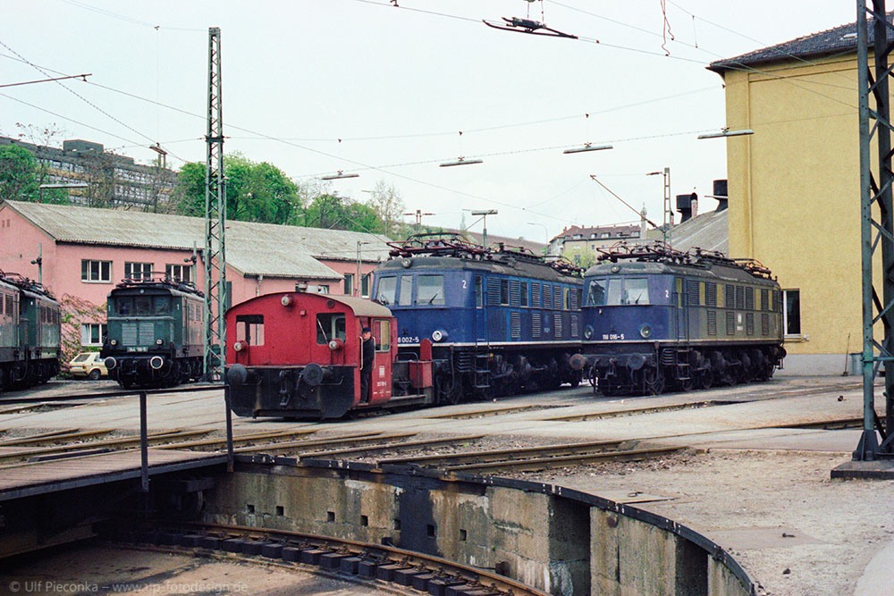 118 002-5 wird auf Drehscheibe in Würzburg gefahren - neben 118 016-5 - Foto von Ulf Pieconka
