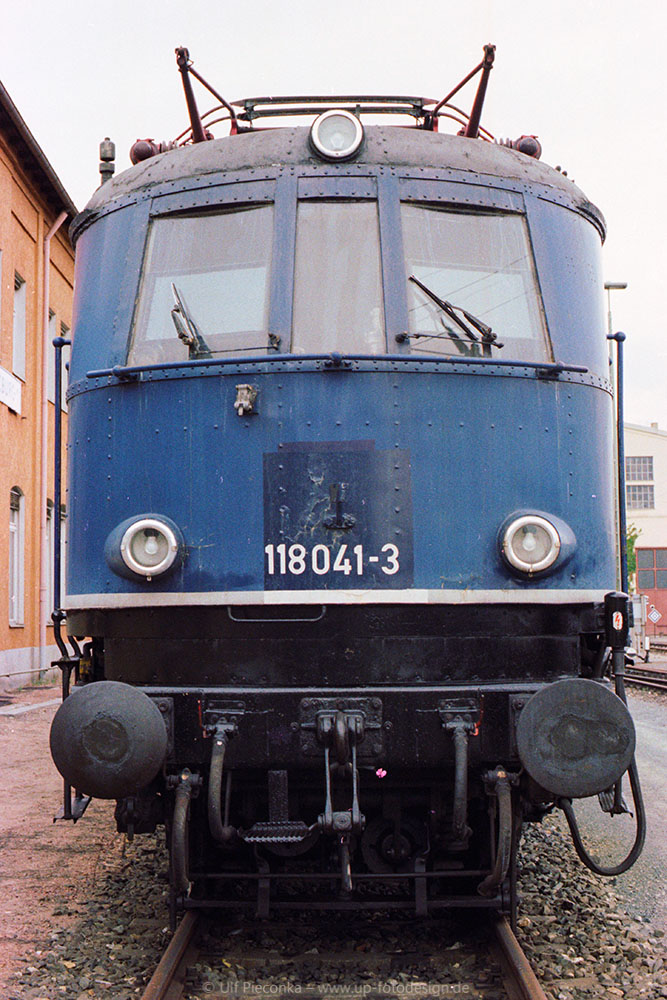 118 041-3 abgestellt 1984 im Bahnbetriebswerk Würzburg