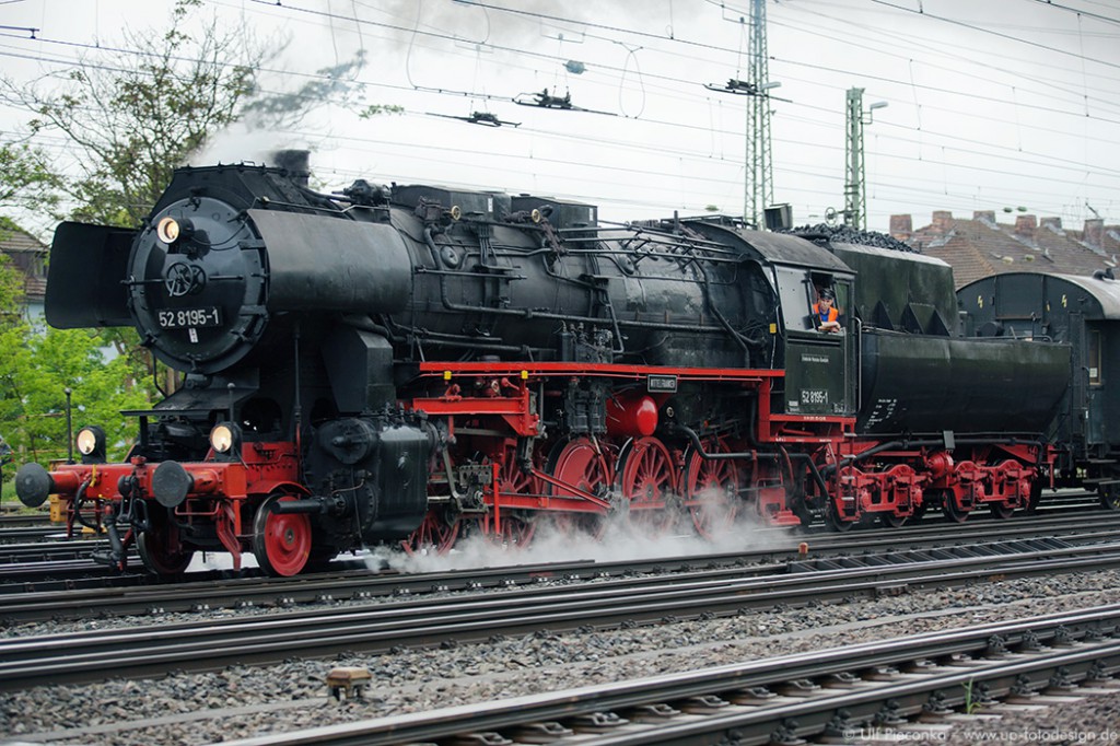52-8195-1 Dampflok bei Einfahrt in Würzburg Hauptbahnhof - Eisenbahnfotografie von Ulf Pieconka